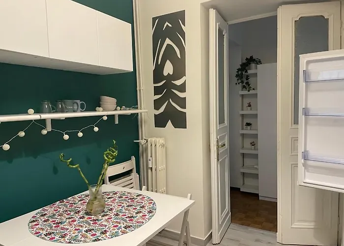 Apartament Homely Classic Flat In Center Close To Metro & Station