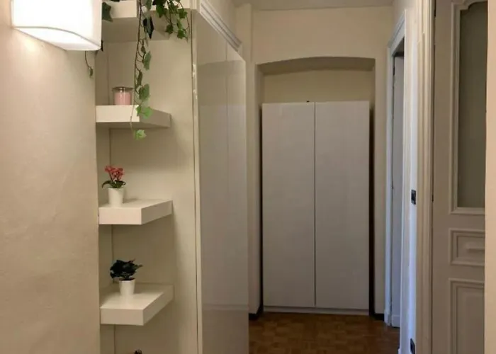 Homely Classic Flat In Center Close To Metro & Station