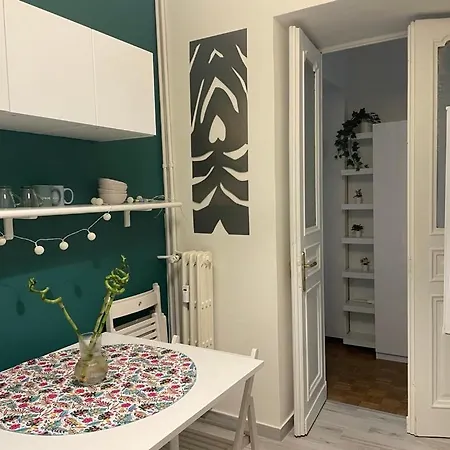 Apartment Homely Classic Flat In Center Close To Metro & Station