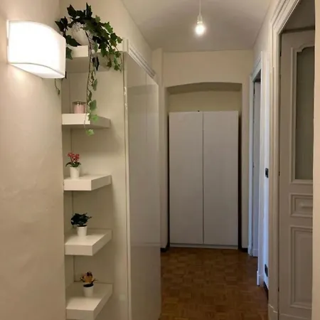 Homely Classic Flat In Center Close To Metro & Station